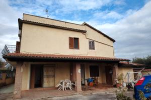 Vendita porzione di bifamiliare con giardino