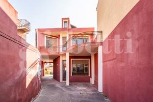 Casa singola con giardino su tre lati