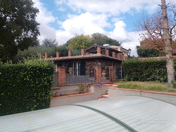 Tenuta con villa, dependance, piscina,vigneto