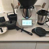 Bimby TM6 con accessori e doppio boccale.