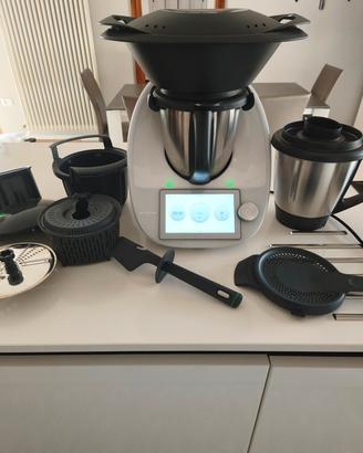 Bimby TM6 con accessori e doppio boccale.