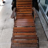 Lettino prendisole in legno con tavolino abbinato