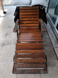 Lettino prendisole in legno con tavolino abbinato