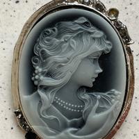 Spilla cammeo ragazza in altorilievo