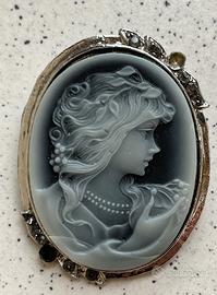 Spilla cammeo ragazza in altorilievo