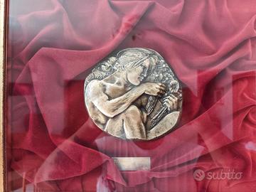 Bassorilievo di emilio Greco- fanciulla etrusca