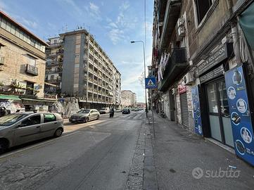 NEGOZIO A NAPOLI
