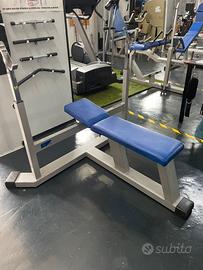 Panca piana con  rack regolabile