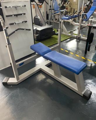 Panca piana con  rack regolabile