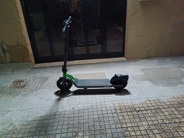 monopattino elettrico argento 