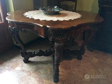 Tavolo rotondo in stile Rococò intarsiato