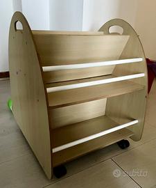 Libreria in legno per bambini con rotelle