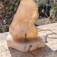 statuetta in marmo della Madonna con luce