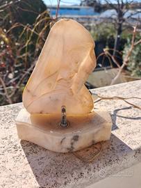 statuetta in marmo della Madonna con luce