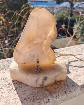 statuetta in marmo della Madonna con luce