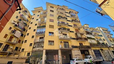 4 LOCALI A NAPOLI