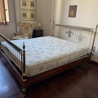 letto matrimoniale in ottone con materassa
