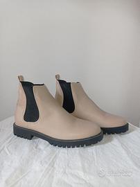 Stivaletti Chelsea Beige con Suola Track Nera 