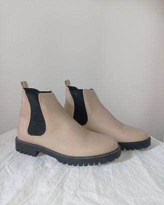 Stivaletti Chelsea Beige con Suola Track Nera 