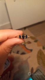 Anello oro bianco con zaffiri e diamantini