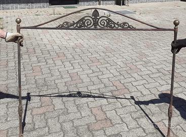 Letto in ferro battuto con spalliera antico