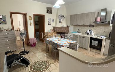 Interessante casa indipendente con cantina e terra