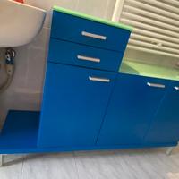 Mobile bagno laccato con base in cristallo