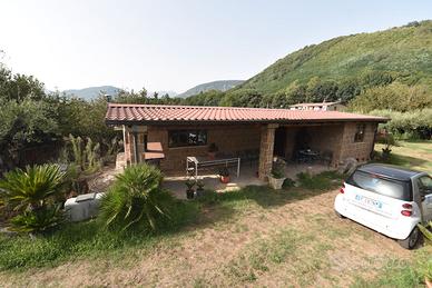 Rustico con terreno a Forino