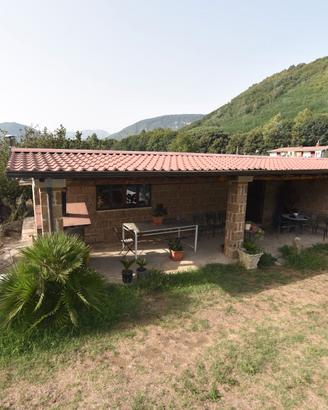 Rustico con terreno a Forino