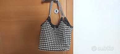 Borsa a secchiello  bianco e nera