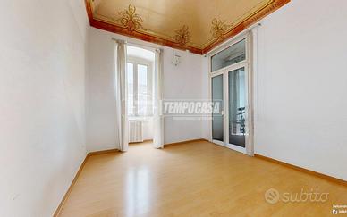 NUOVO PREZZO! Intero Stabile angolare con box e te