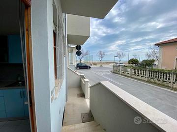 Bilocale fronte mare ristrutturato