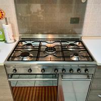 Cucina Smeg con 5 fuochi con forno + dispensa