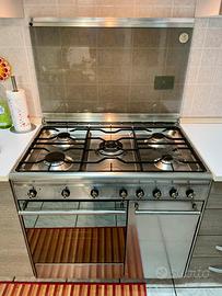 Cucina Smeg con 5 fuochi con forno + dispensa