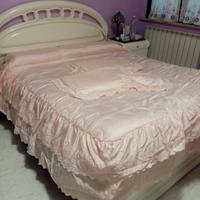 Copriletto matrimoniale rosa con 3 cuscini. 