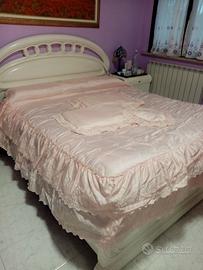 Copriletto matrimoniale rosa con 3 cuscini. 