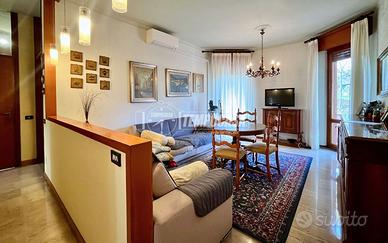 AMPIO QUADRILOCALE CON BALCONE PERIMETRALE, CANTIN