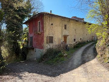 Porzione di cascina con giardino, tunnel e grotta