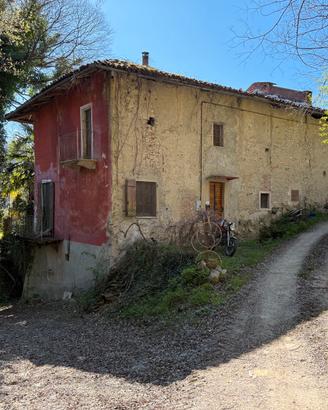 Porzione di cascina con giardino, tunnel e grotta