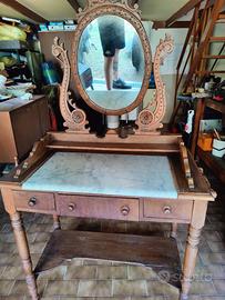 Mobile toilette con piano in marmo e specchiera