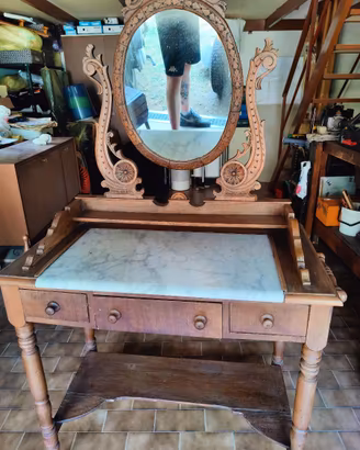 Mobile toilette con piano in marmo e specchiera
