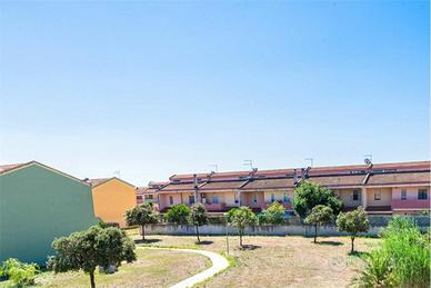 Villetta a schiera su tre livelli con piscina