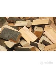 Legna di quercia tagliata, ideale per camini