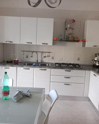 cucina completa di elettrodomestici 