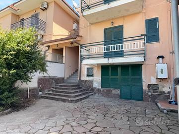 PORZIONE DI BIFAMILIARE A GIUGLIANO IN CAMPANIA