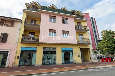 Ampio negozio di 420 mq con tre vetrine