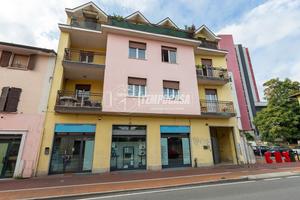 Ampio negozio di 420 mq con tre vetrine