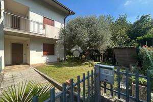 VILLA A SCHIERA A ISOLA DELLA SCALA