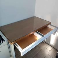 Scrivania Moderna con Piano in Vetro e Cassetti