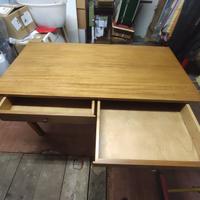 Tavolo in legno con due cassetti